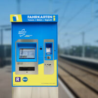 Motiv Automatenstoerung Auf dem Bild sieht man einen Fahrkartenautomaten auf dem Bahngleis.Auto