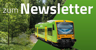 Website Kachel newsletter 382x199 waldbahn Grafik Waldbahn Zug mit Schriftzug "zum Newsletter" im Hintergrund