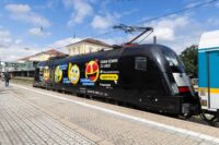 Emoji-Lokomotive mit neuen Länderbahn-Botschaftern zwischen München und Regensburg gestartet