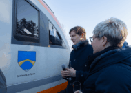 Länderbahn Geschäftsfuehrer Stephan Naue tauft den trilex Zug auf den Namen Sohland a d Spree