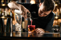 Barkeeper mixt Cocktails für eine gelungene Partynacht in Prag