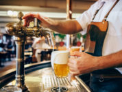 Frisch gezapftes Bier bei einer Kneipentour in Prag genießen