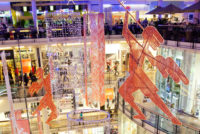 Palladium Shopping Center Prag Innenansicht hängende Skulpturen