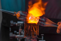 erhitztes Kristallglas beim Glasblasen im PRAGL - der selbstgemachte Souvenir Tipp