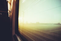 Blick aus dem Zug in die Morgenlandschaft