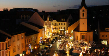 weihnachtlich beleuchteter Christkindlmarkt am Marktplatz in Bad Kötzting