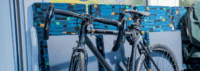Ein Fahrrad steht am Fahrradstellplatz im Zug.