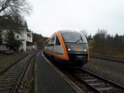 Probefahrt mit dem ersten modernisierten Desiro-Triebwagen beim Halt im Bahnhof Jedlová