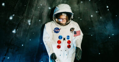 Kind im Astronautenanzug